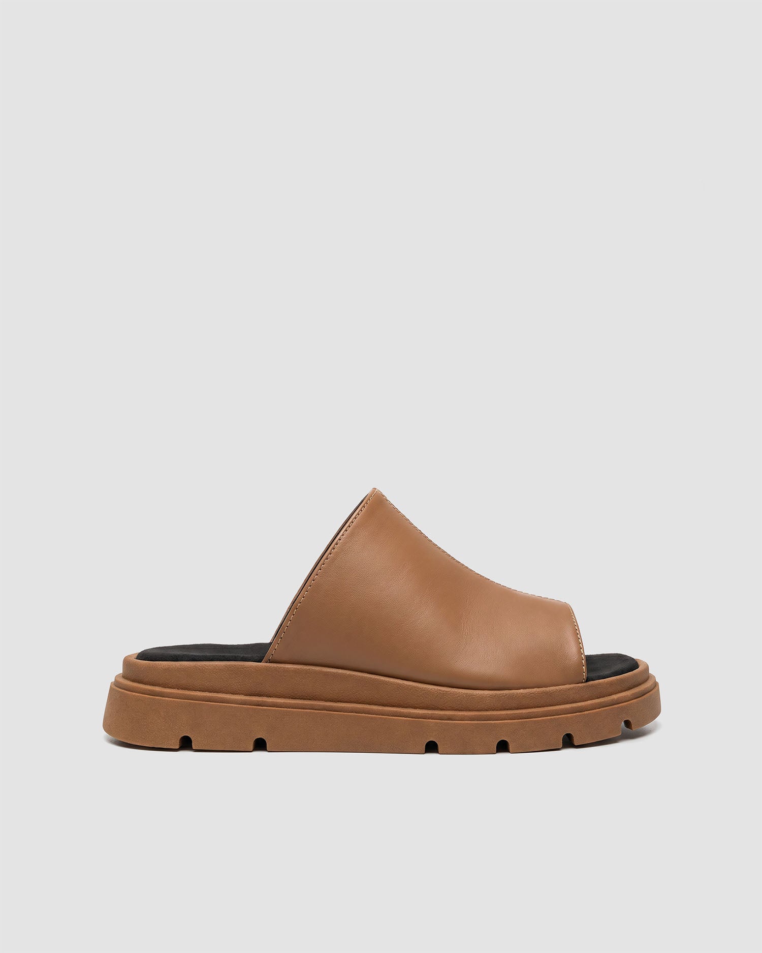 Kado Slides klapki karmelowe ze skóry roślinnej, widok z boku