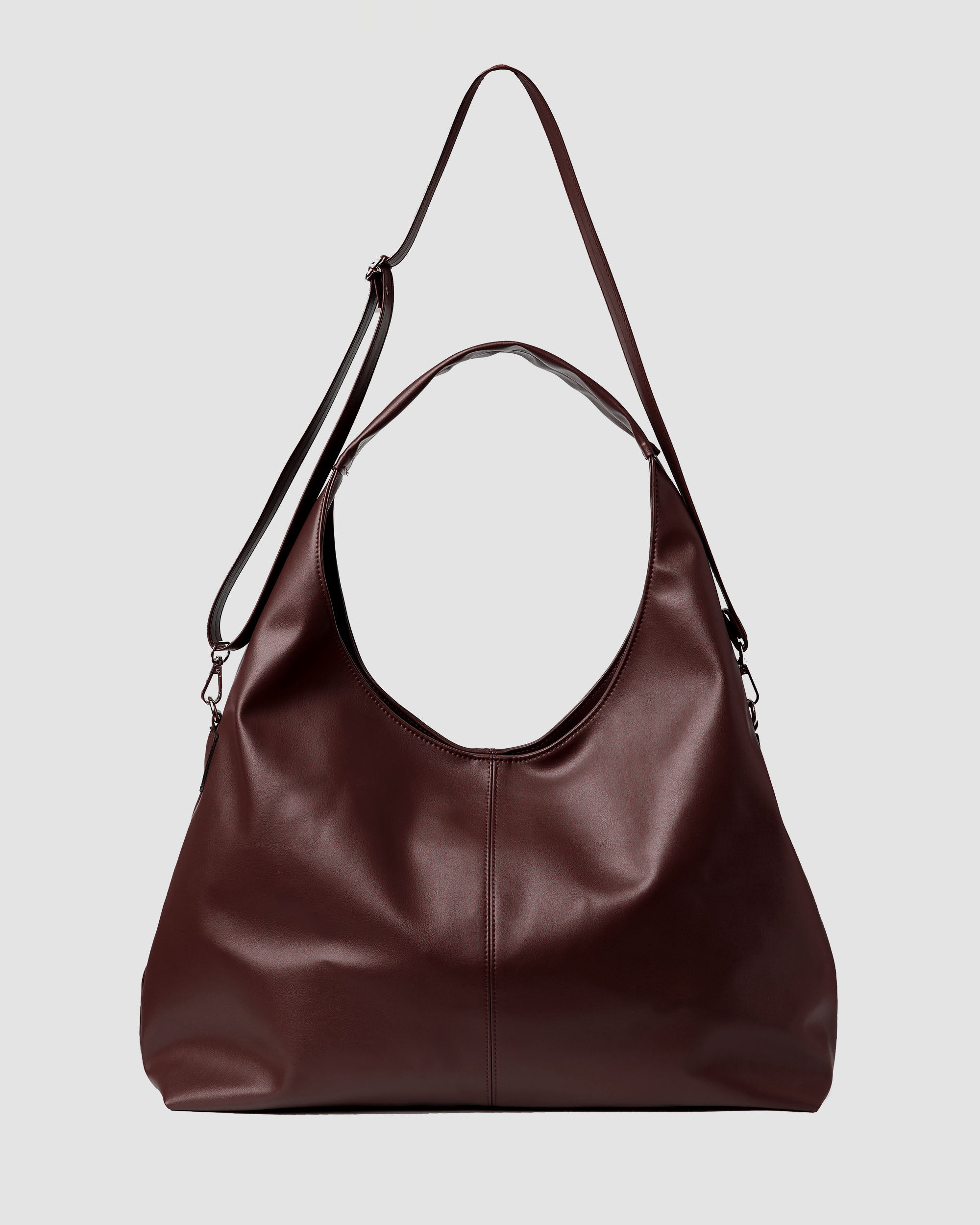 Brązowa torebka Slouchy Shopper BOHEMA z roślinnej skóry, na modelce widok z przodu
