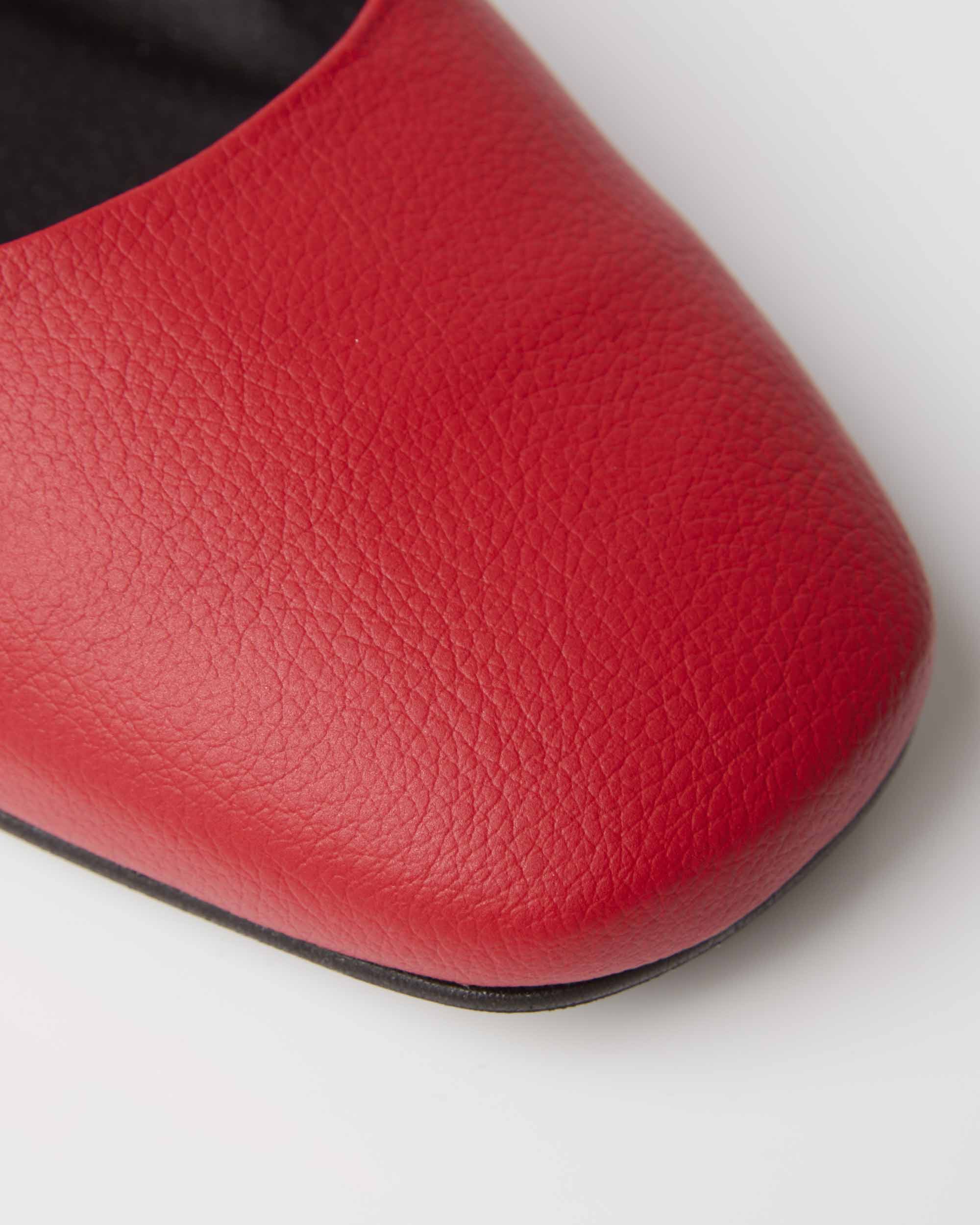 Czerwone baleriny Mary Jane Strawberry BOHEMA z roślinnej skóry z winogron, zbliżenie na fakturę materiału