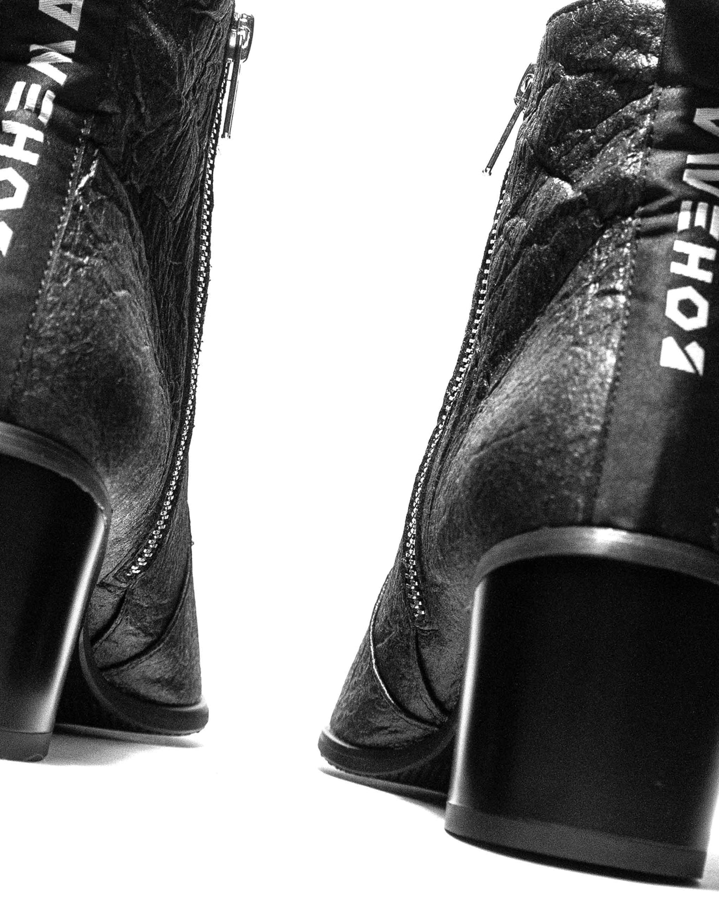 Swan No.1 Black Pina botki ze skóry z ananasa - sample sale