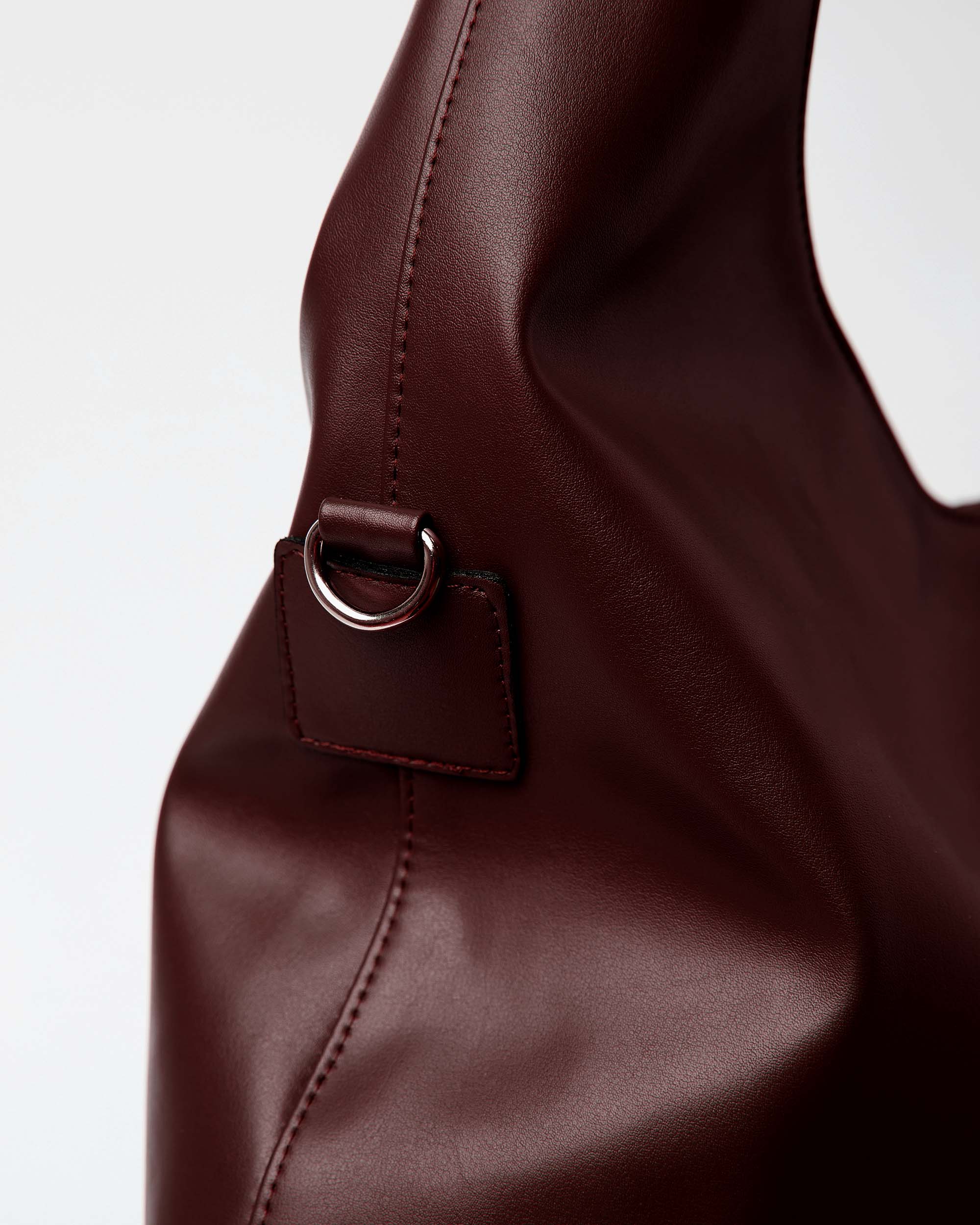 Brązowa torebka Slouchy Shopper BOHEMA z roślinnej skóry, na modelce widok z boku