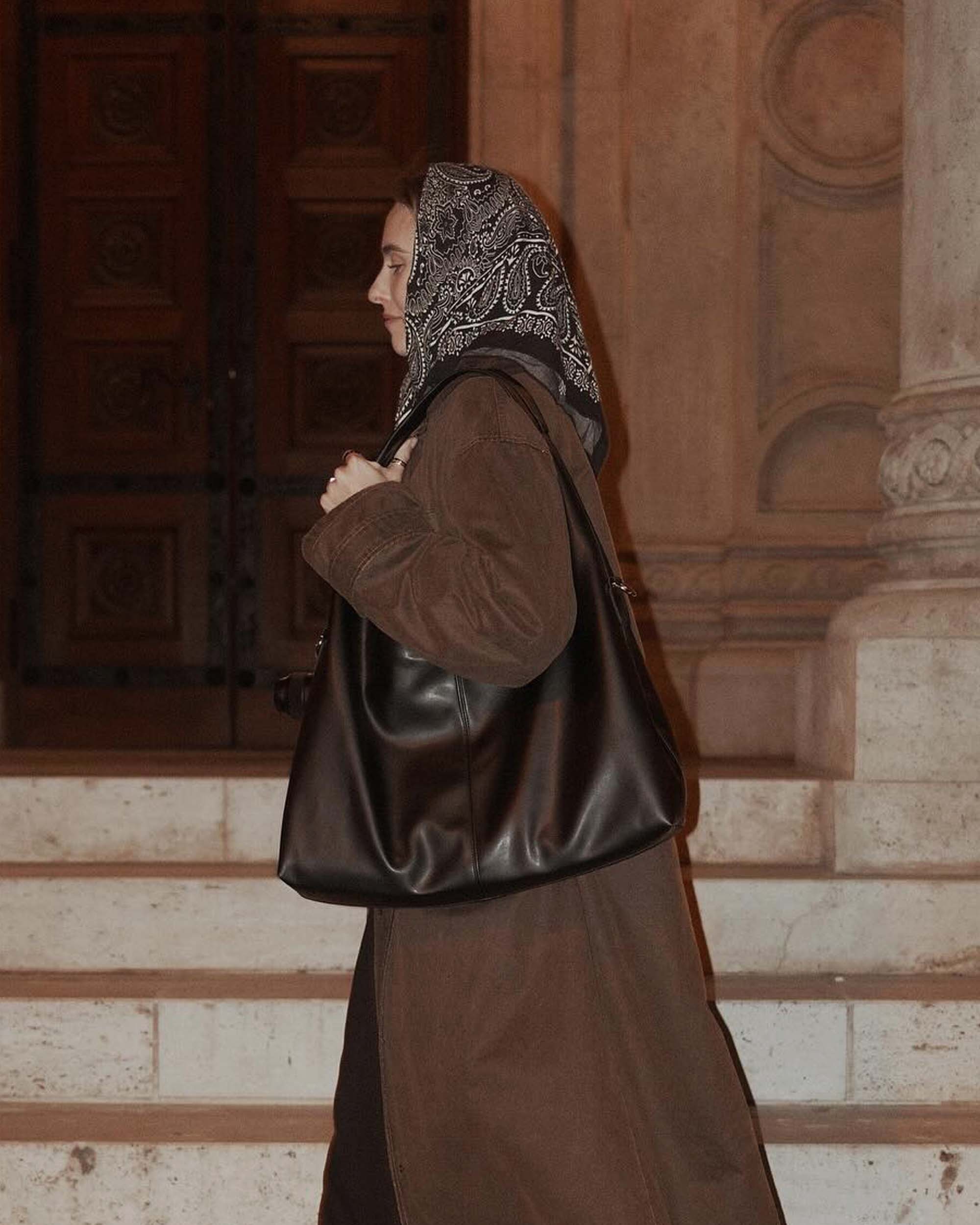 Brązowa torebka Slouchy Shopper BOHEMA z roślinnej skóry, zbliżenie na detale wykończenia