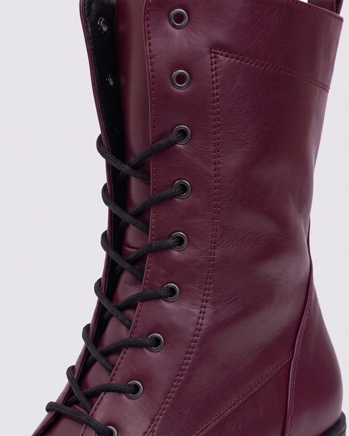Bordowe botki High Boots z roślinnej skóry, zbliżenie na sznurowanie