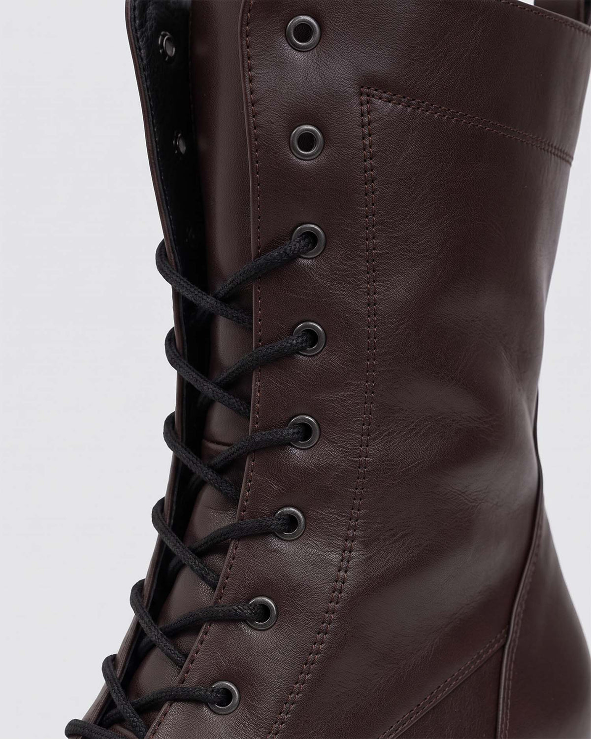 Czekoladowe botki High Boots z roślinnej skóry, zbliżenie na sznurowanie