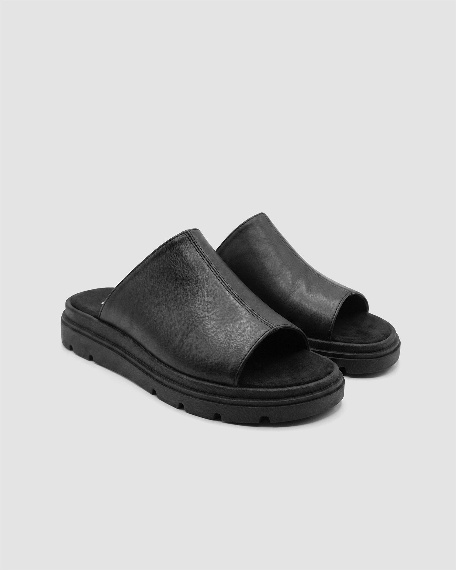 Kado Slides czarne klapki, para z góry