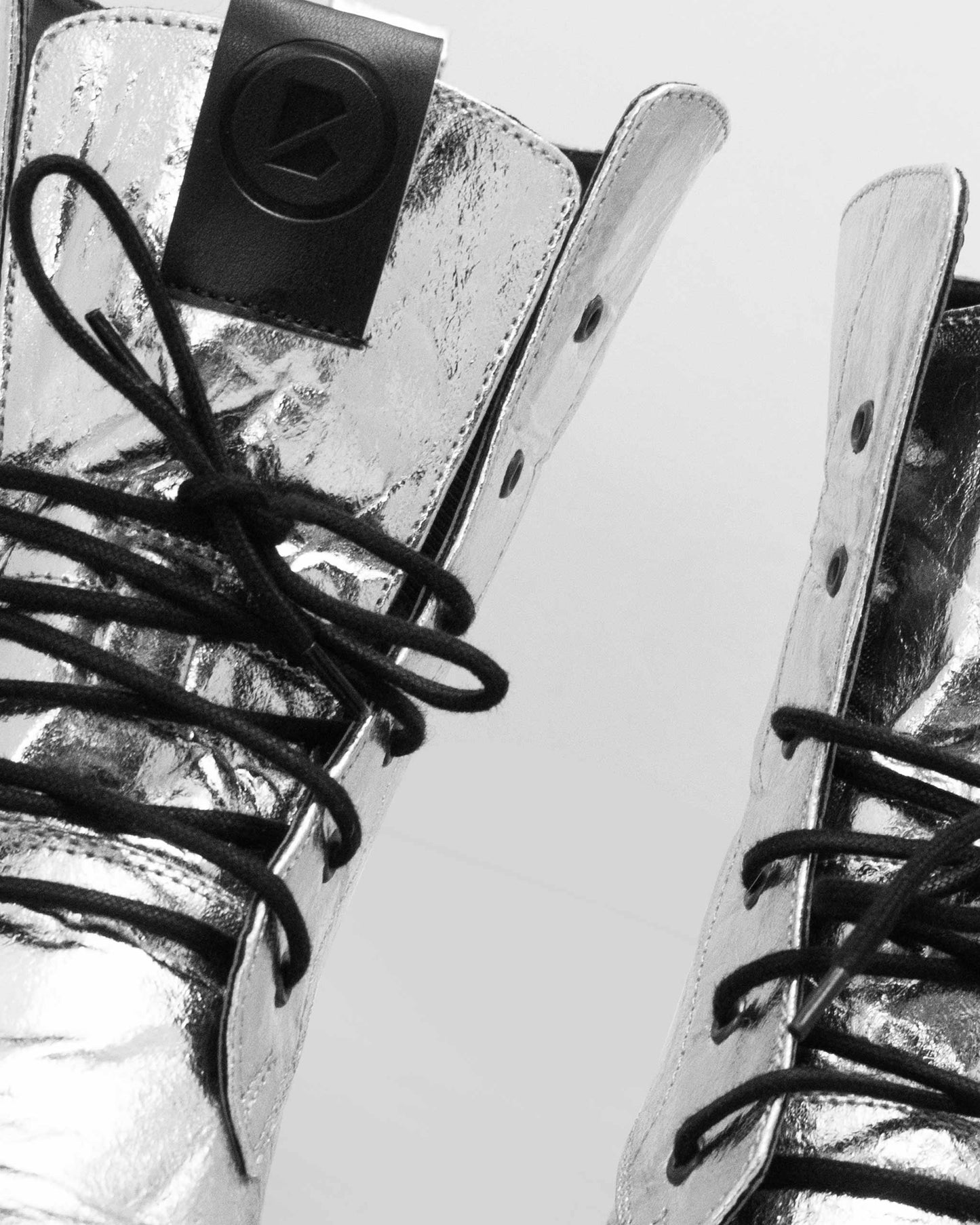 Workers No. 2 Silver Pina botki ze skóry z ananasa - sample sale
