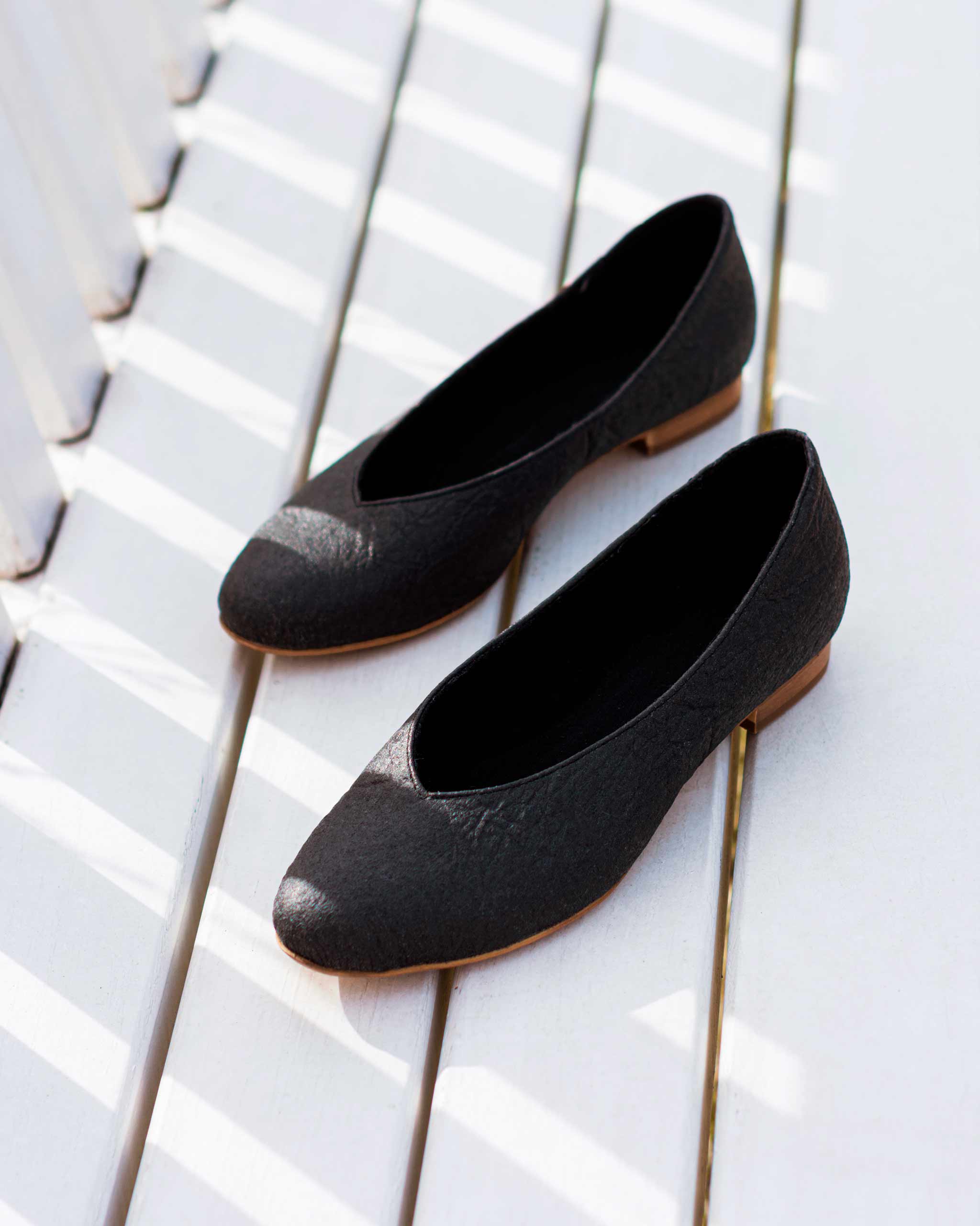 Bohema Pumps Black Pina baleriny ze skóry z ananasa -outlet