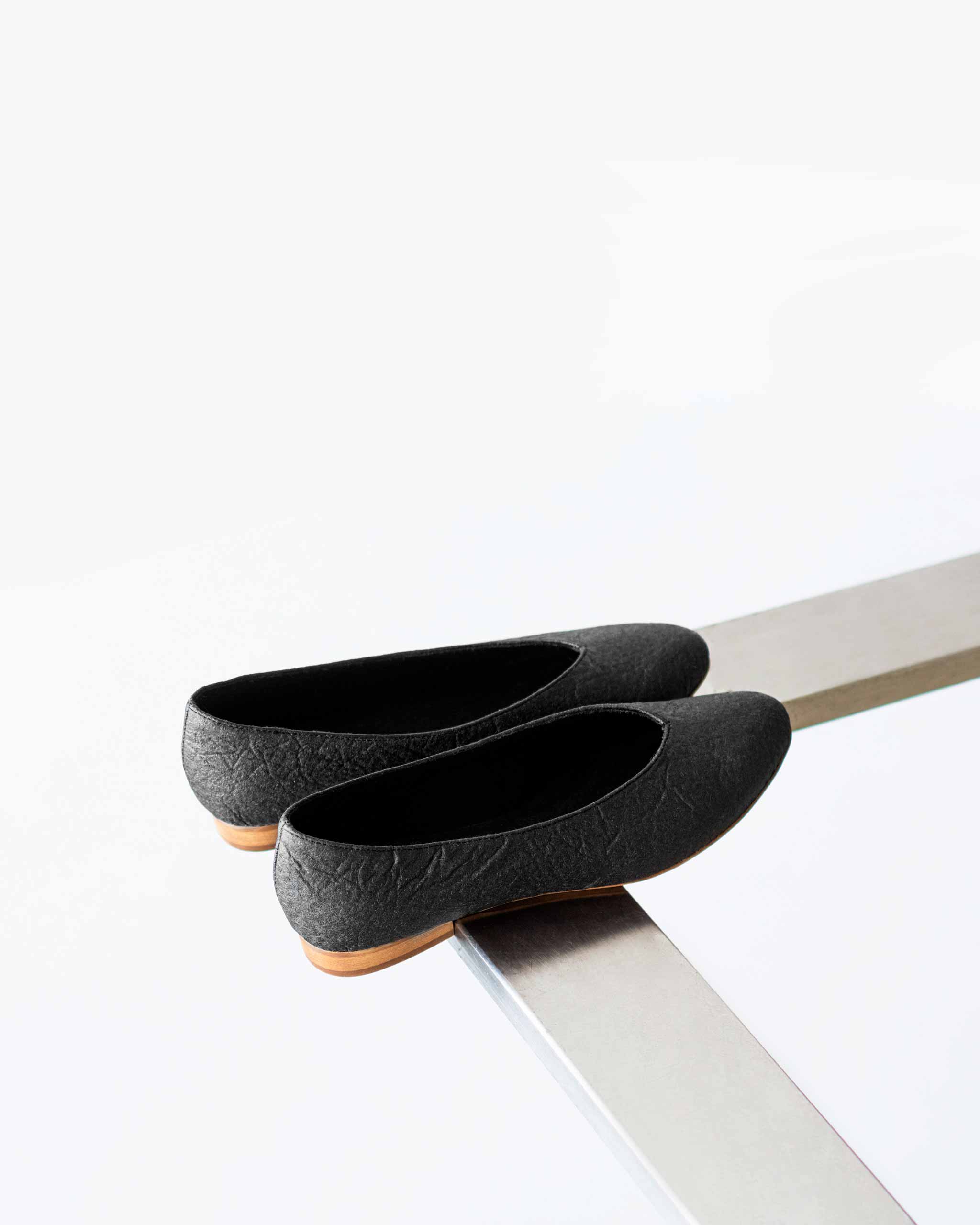 Bohema Pumps Black Pina baleriny ze skóry z ananasa -outlet