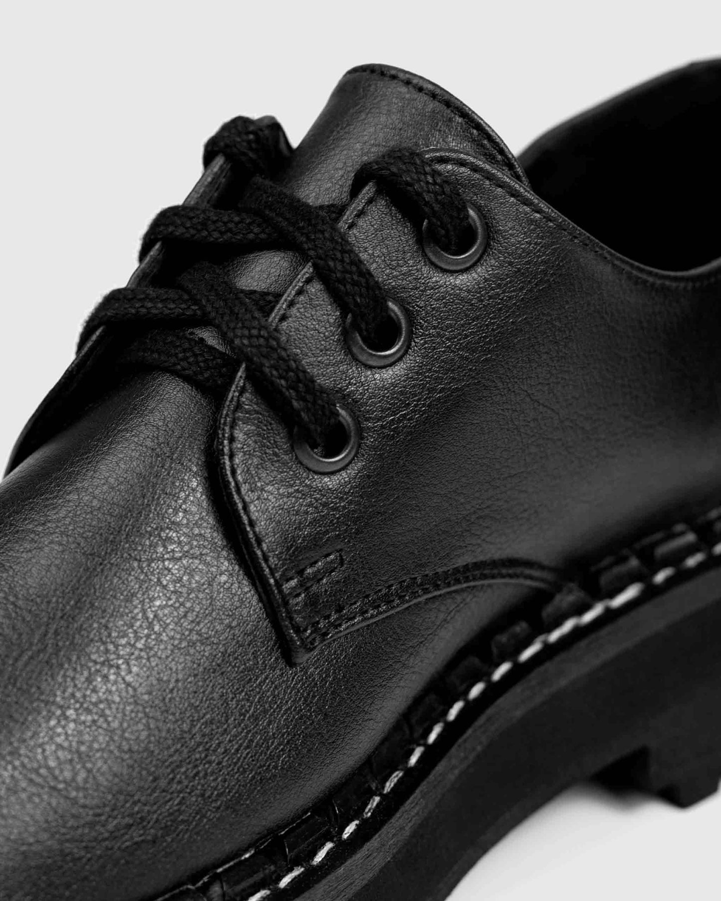 Chunky Derbs Girl Black derby ze skóry z winogron