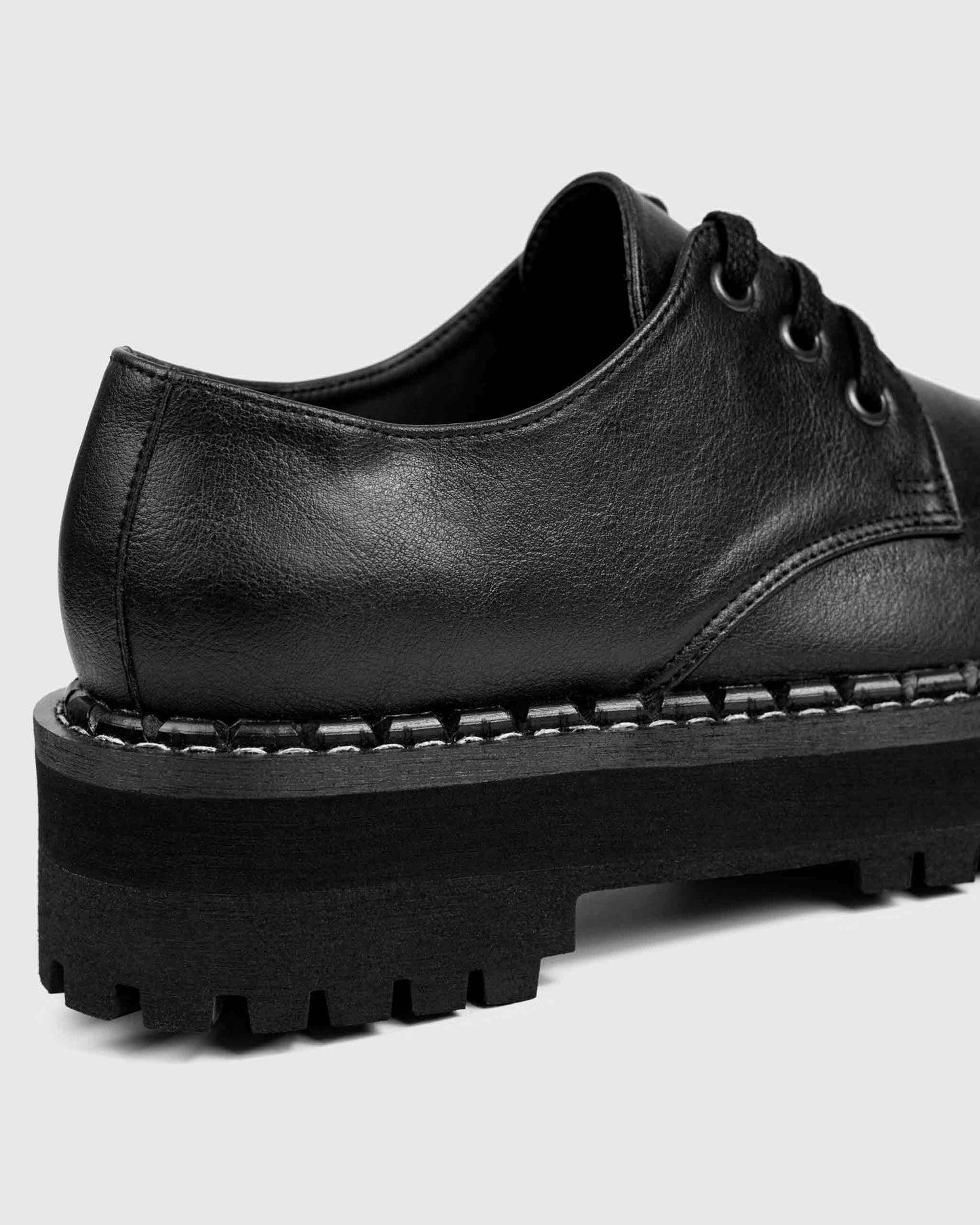 Chunky Derbs Girl Black derby ze skóry z winogron