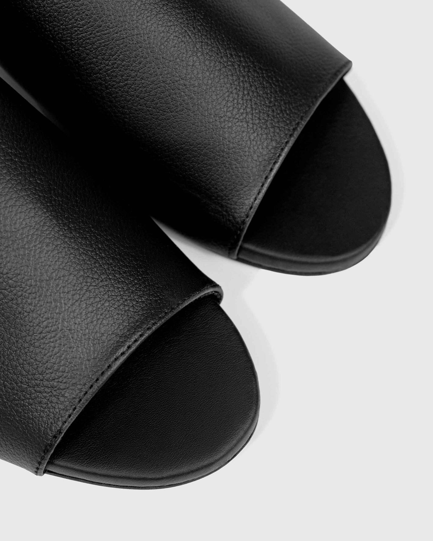 Ritzy Slides Black klapki z roślinnej skóry z winogron