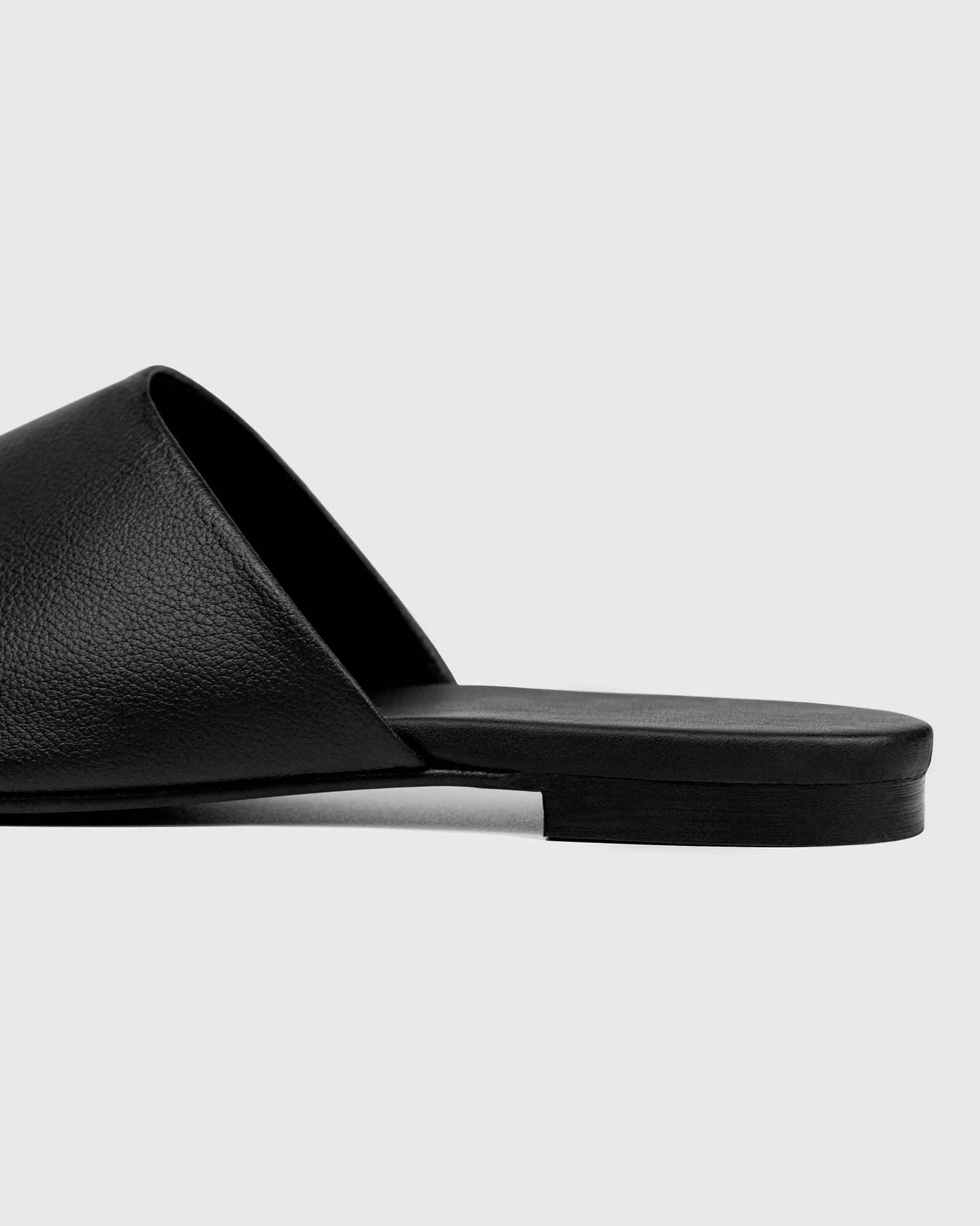 Ritzy Slides Black klapki z roślinnej skóry z winogron