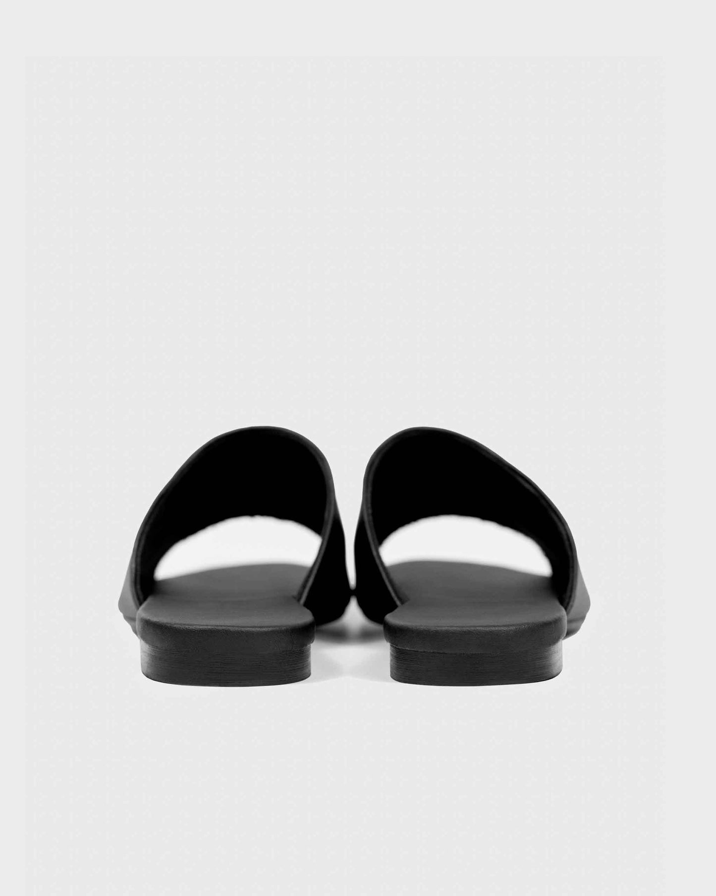 Ritzy Slides Black klapki z roślinnej skóry z winogron