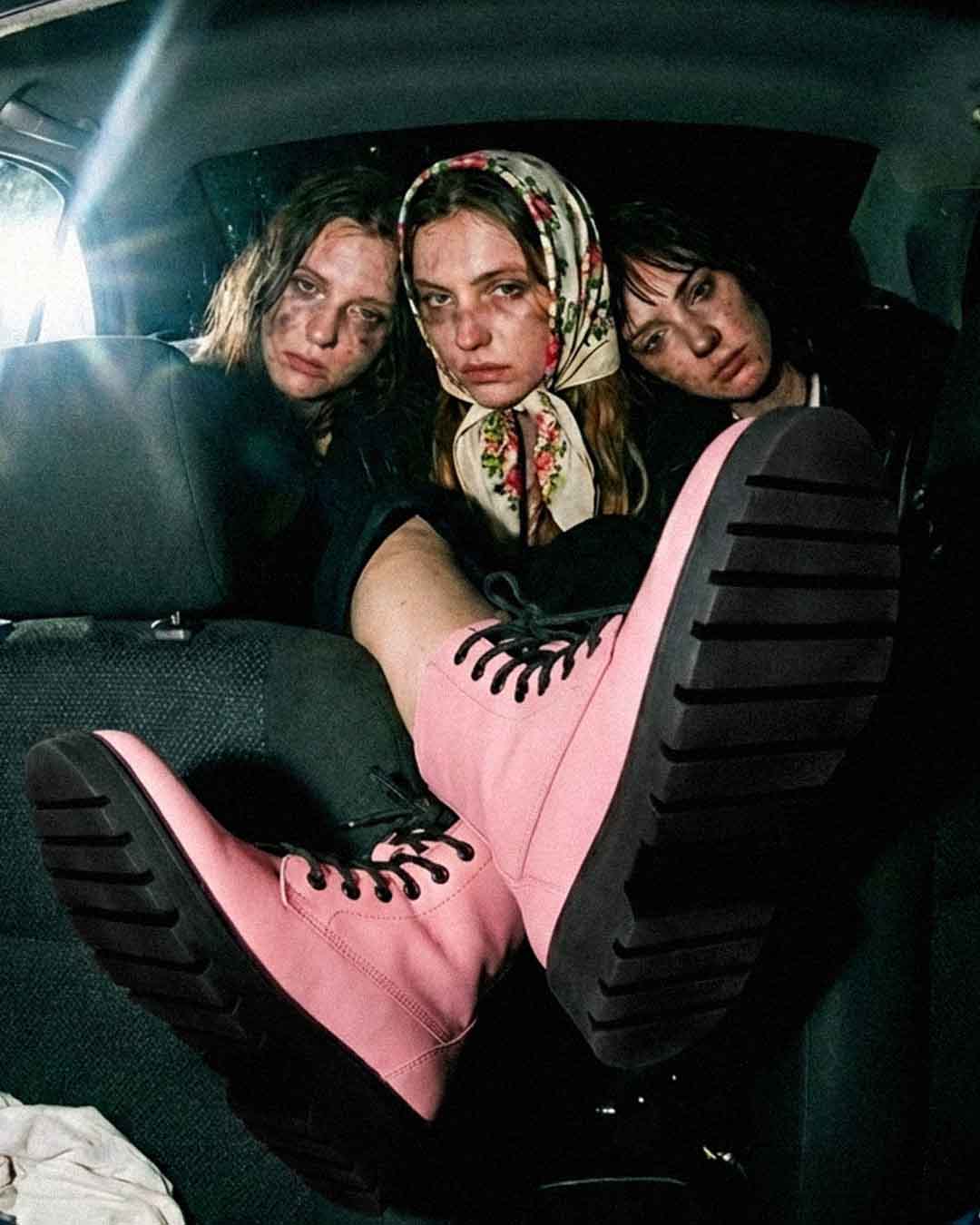 dziewczyny w samochodzie na tylnym siedzeniu w butach bohema worker boots
