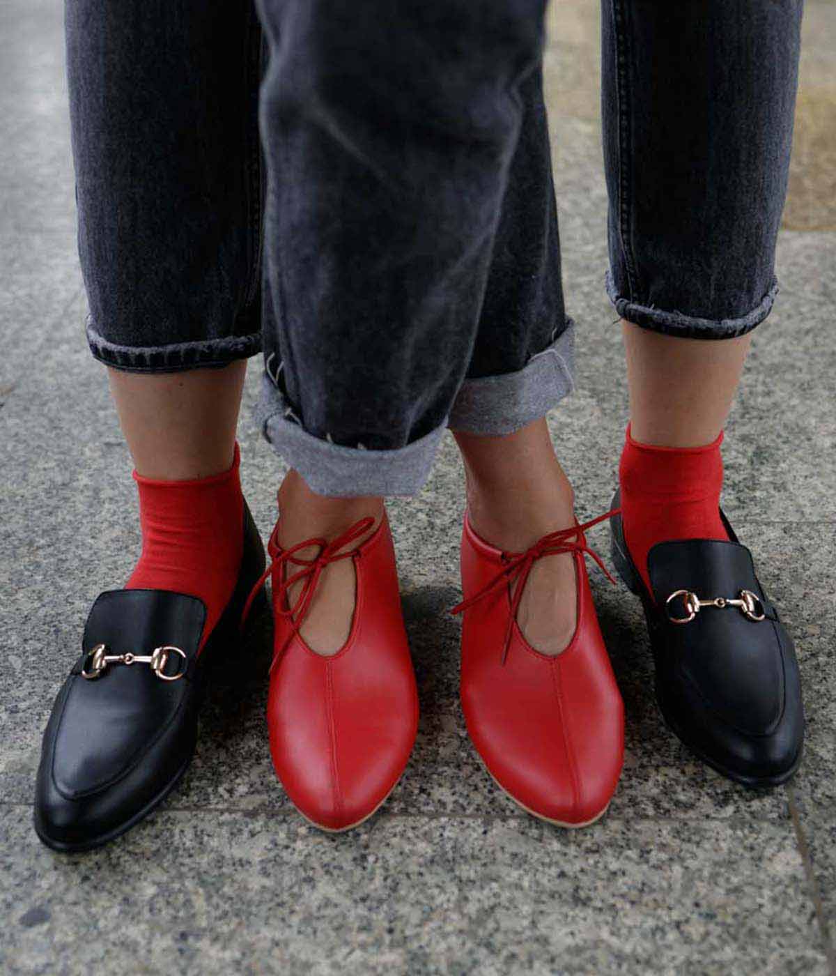 bohema mokasyny czerwone i czarna na ulicy