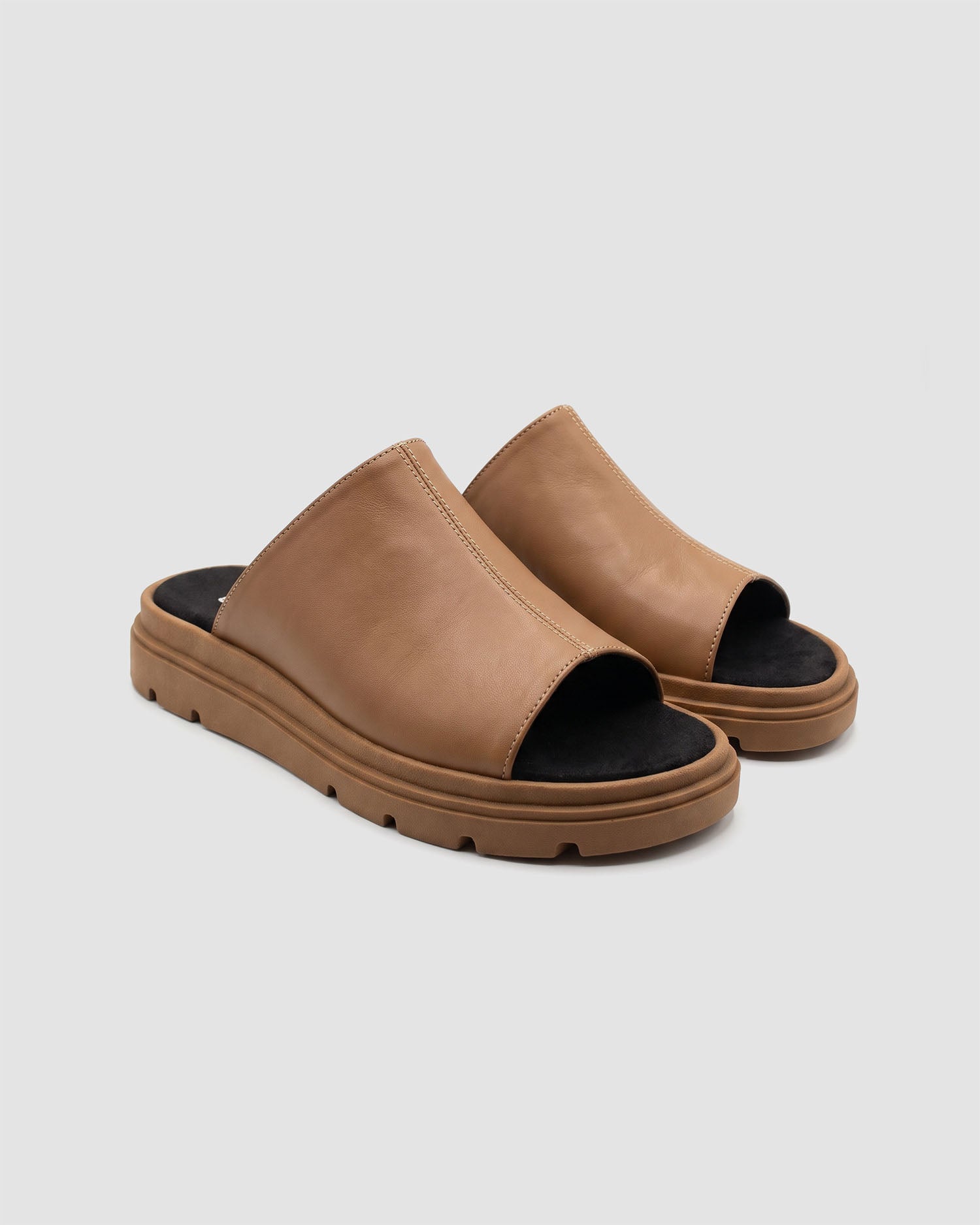 Kado Slides klapki karmelowe, ujęcie pod kątem