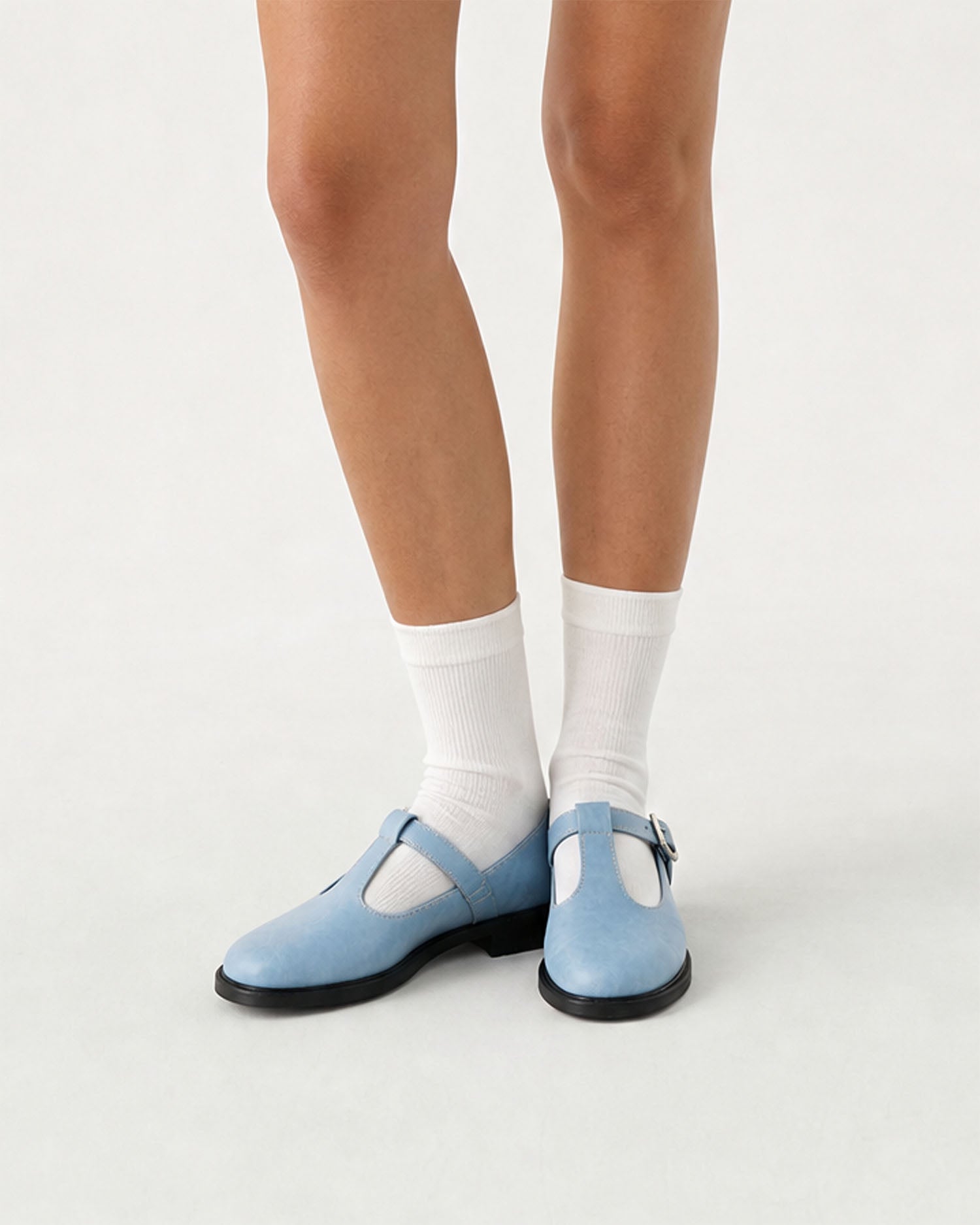 Curtsy Mary Jane BOHEMA jasnoniebieskie buty na nodze z białymi skarpetkami