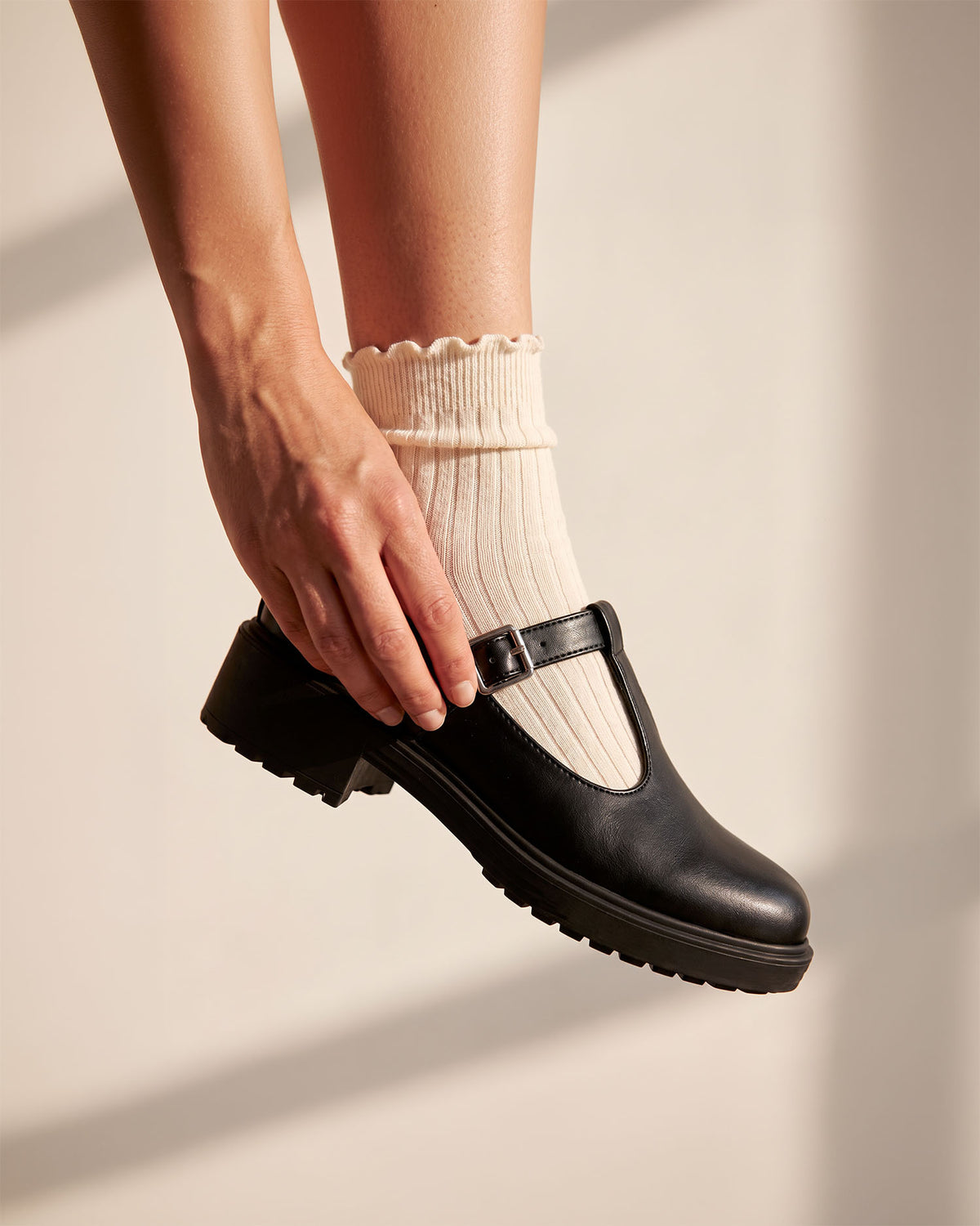 Czarne buty Mary Jane damskie ze skóry roślinnej – Curtsy | BOHEMA