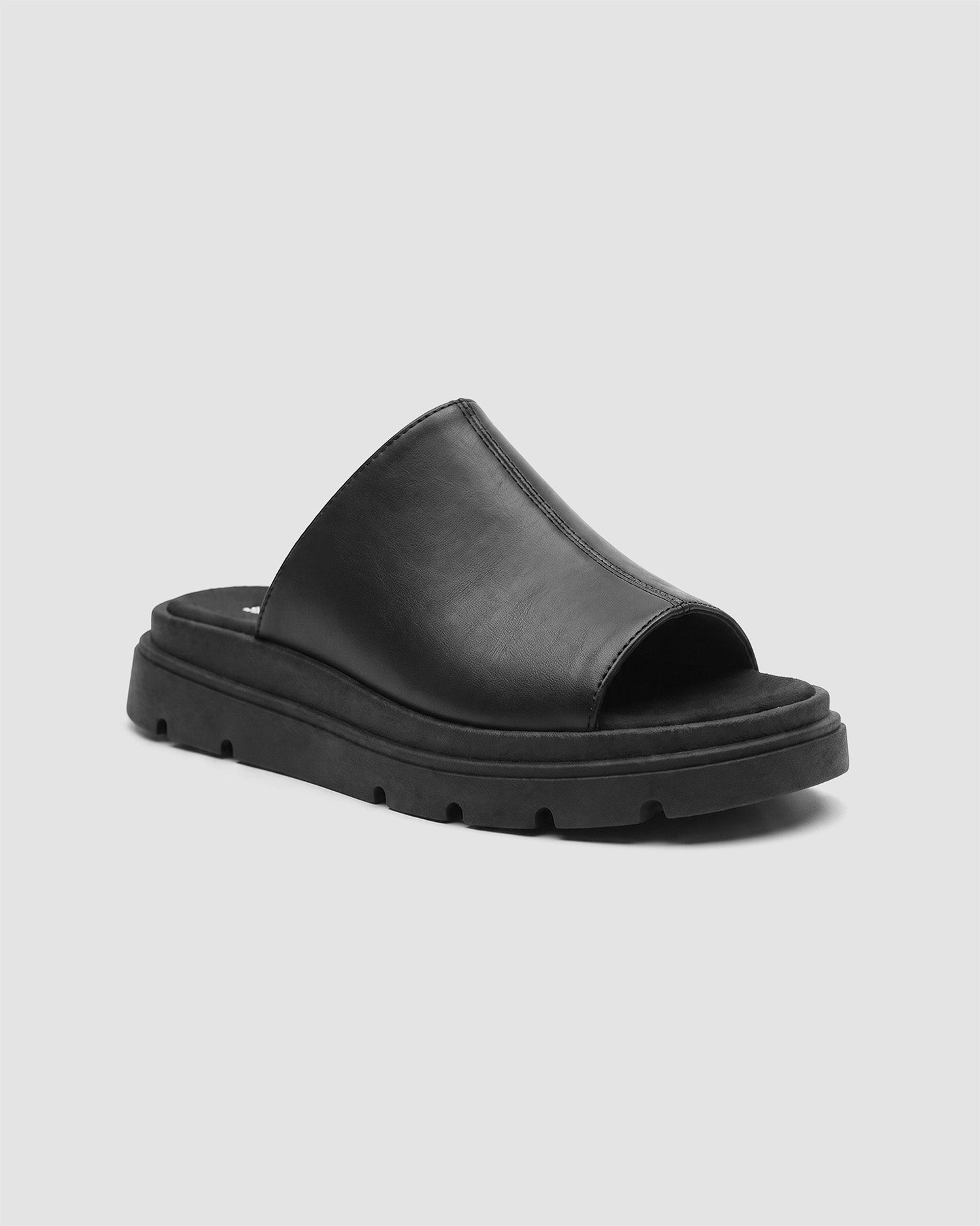 Kado Slides czarne klapki, ujęcie pod kątem