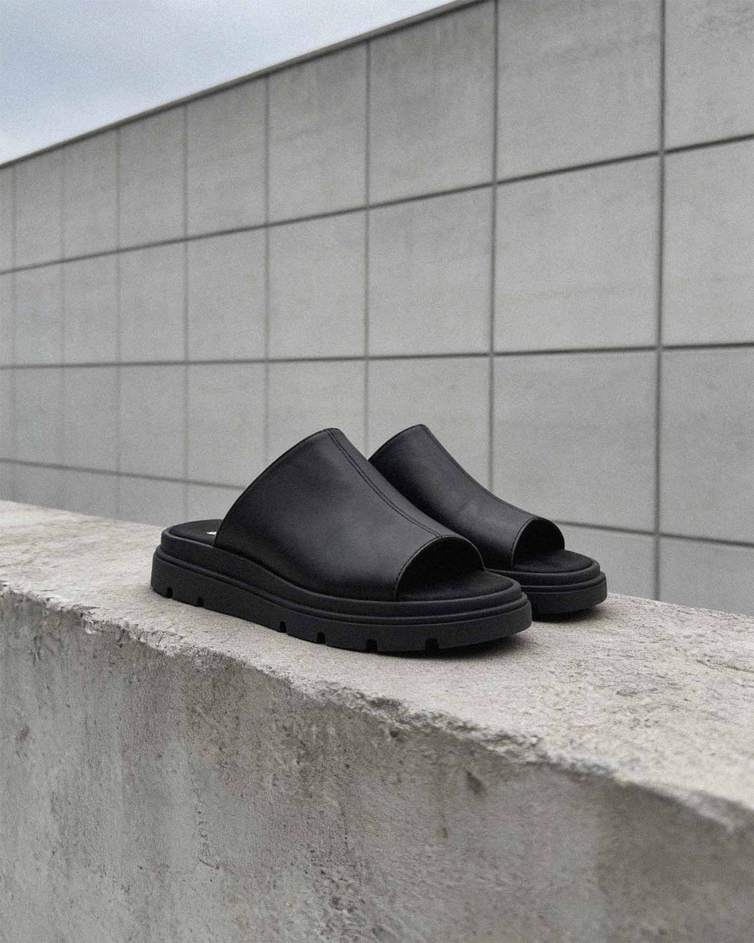 BOHEMA - Kado Slides Klapki Czarne, ze skóry roślinnej, polska rodzinna marka