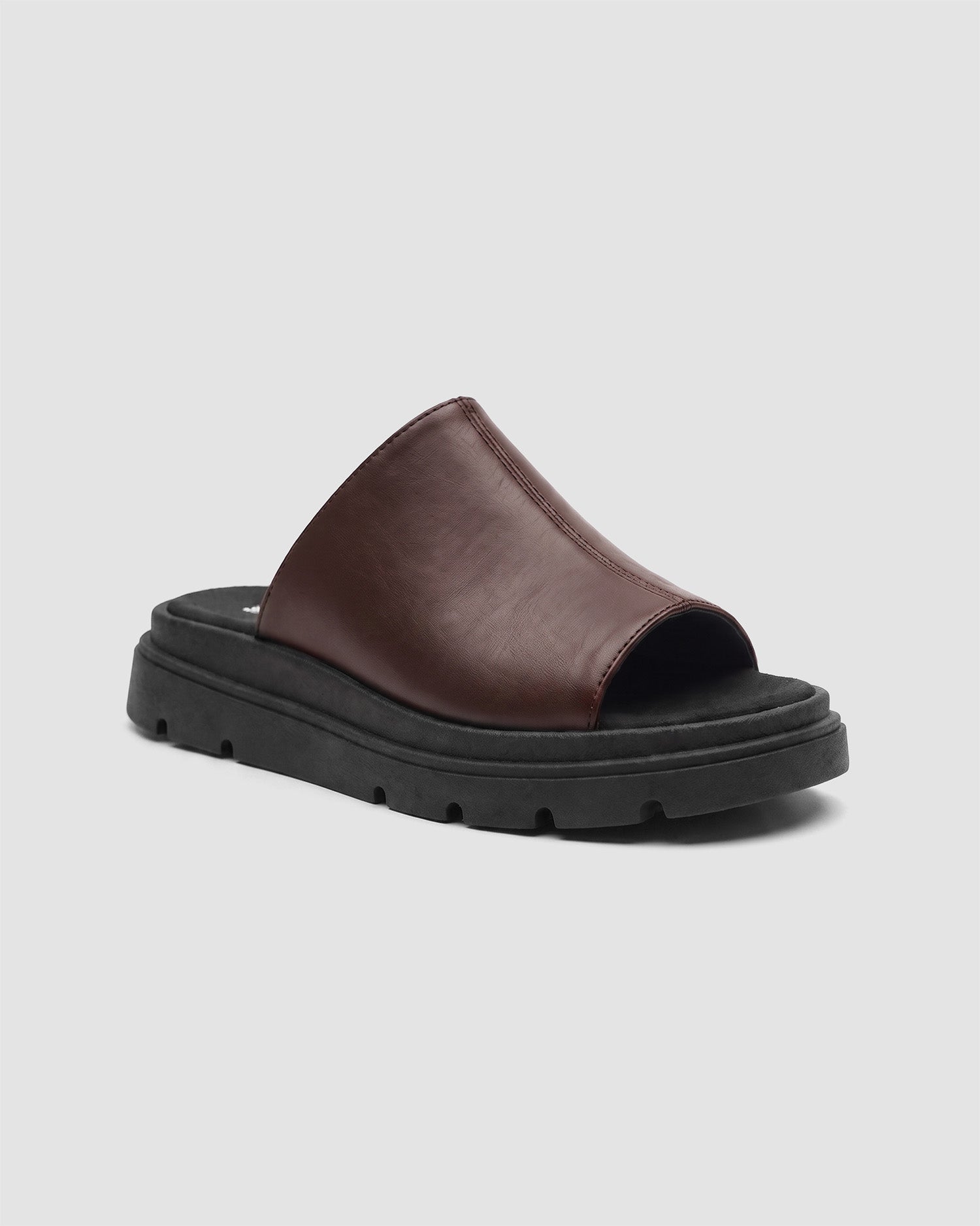 Kado Slides czarno-czekoladowe – kontrast czarnej wkładki i czekoladowego spodu, BOHEMA