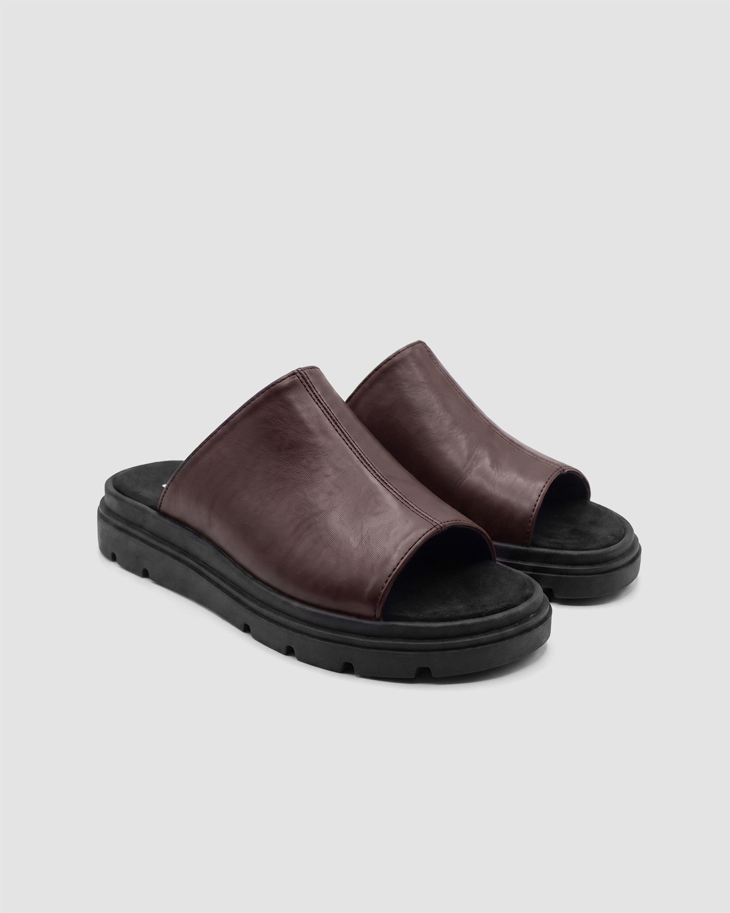 Kado Slides czarno-czekoladowe – detal czarnej cholewki na czekoladowej podeszwie
