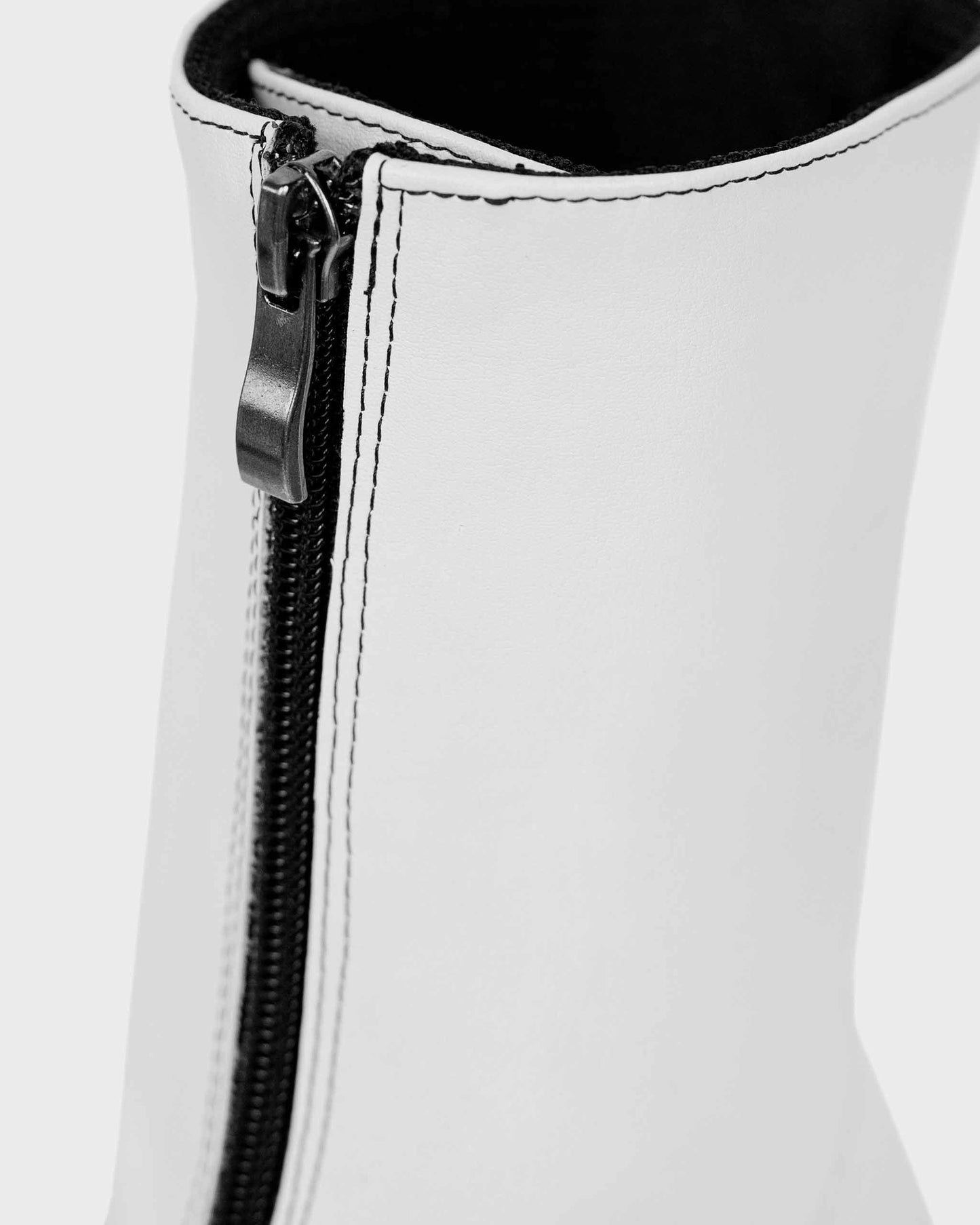 Cyber Boots White botki ze skóry z kaktusa - model posesyjny
