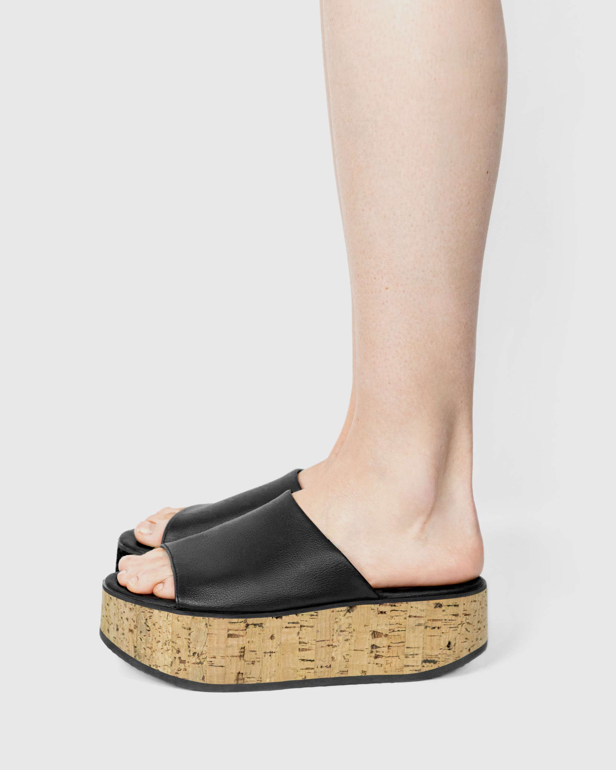 Geigi Flatforms Black klapki z roślinnej skóry z winogron